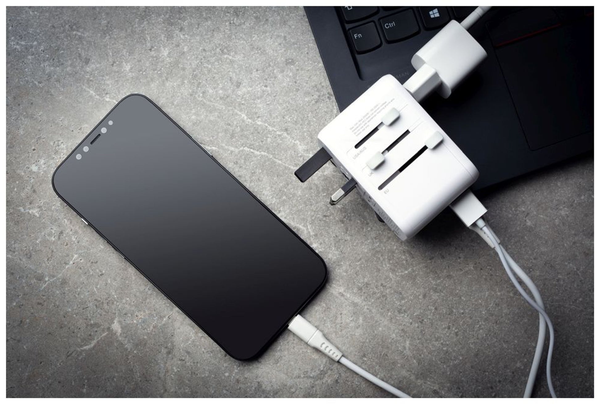 Cestovní adaptér FIXED pro EU, UK a USA/AUS, s 3xUSB-C a 2xUSB výstupem, GaN, PD 65W, bílý,rozbaleno - FIXED
