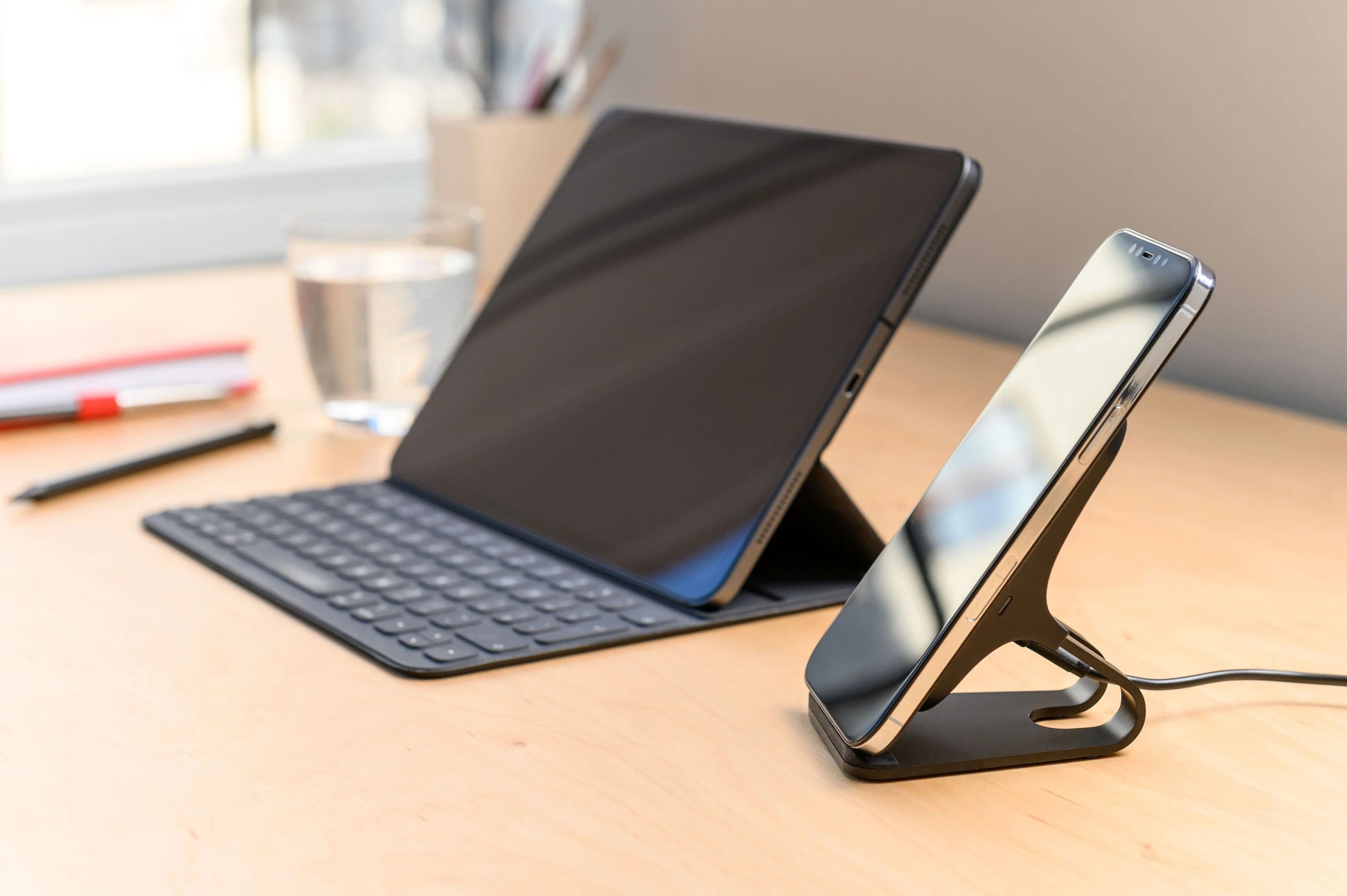Stojánek s rychlým bezdrátovým nabíjením FIXED Frame Wireless, 15W, černý,rozbaleno - FIXED