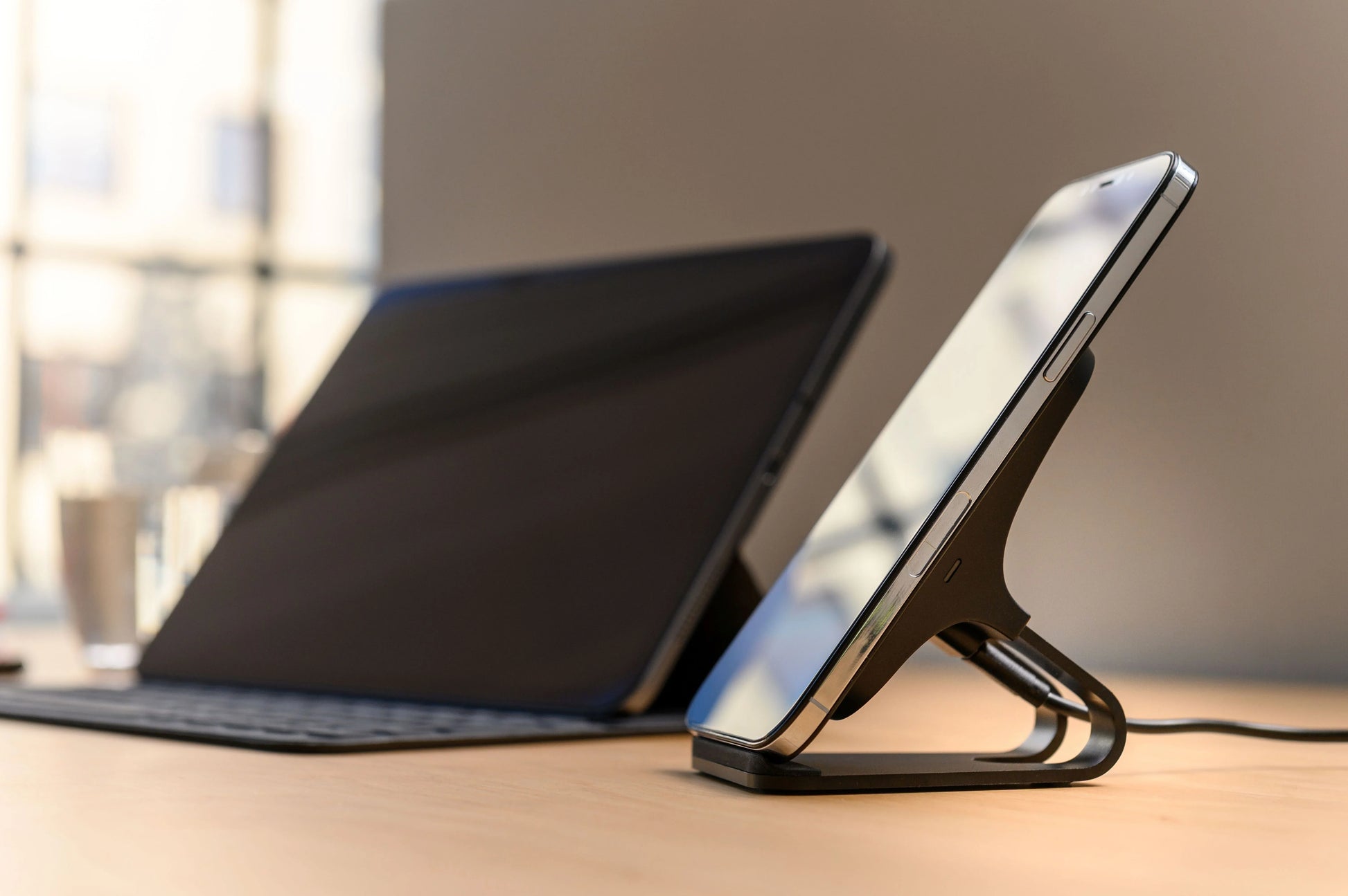 Stojánek s rychlým bezdrátovým nabíjením FIXED Frame Wireless, 15W, černý,rozbaleno - FIXED