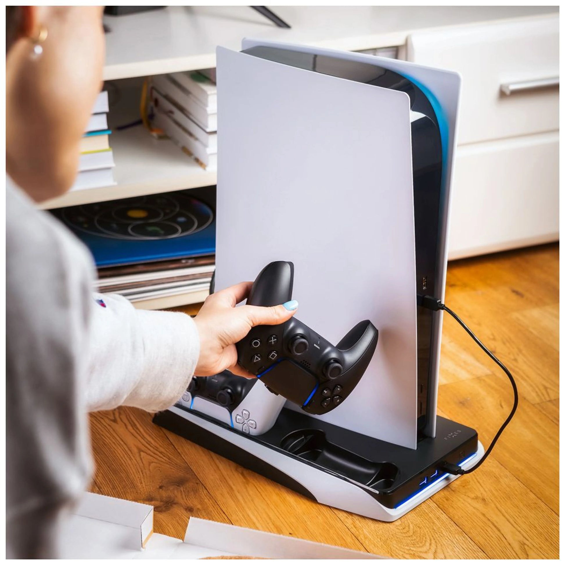 Multifunkční stanice FIXED pro PlayStation 5 s chlazením a nabíjením pro dva ovladače DualSense, černo-bílá,rozbaleno - FIXED