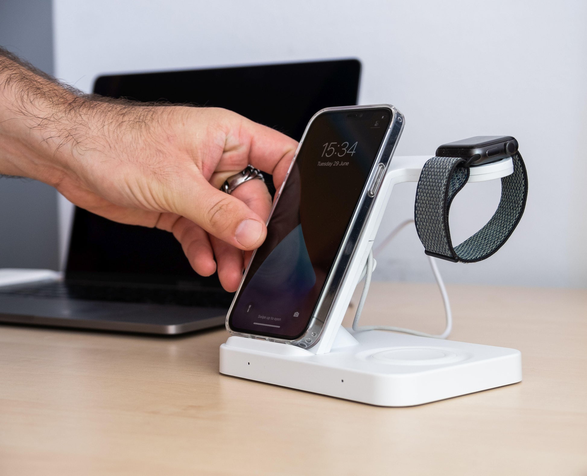 Stojánek FIXED Powerstation s bezdrátovým nabíjením až pro 3 zařízení, bílý - FIXED