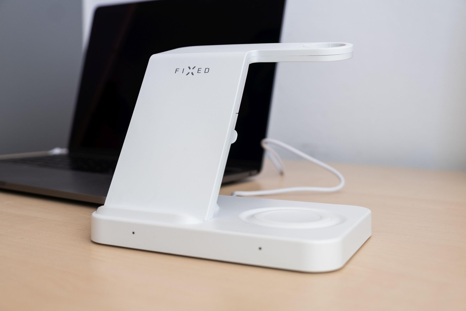 Stojánek FIXED Powerstation s bezdrátovým nabíjením až pro 3 zařízení, bílý - FIXED