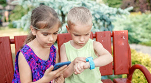 Přehledně: Je lepší prvňáčkovi pořídit mobil, nebo chytré hodinky? - FIXED