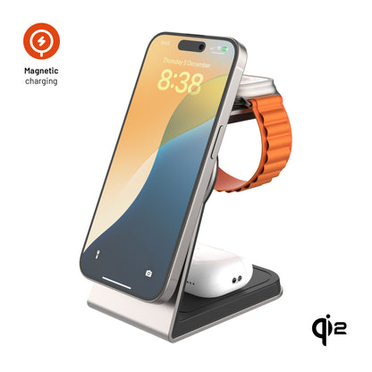 Stojanček s bezdrôtovým nabíjaním 3v1 FIXED MagPowerstation Alu 2 s podporou MagSafe, 15W+3.5W+2.5W, Qi2, titánový