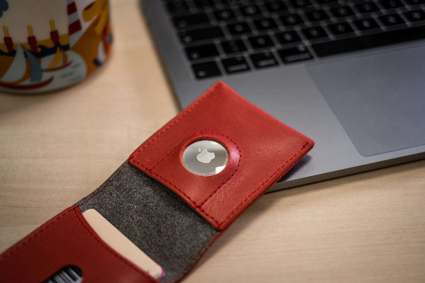 Kožená peňaženka FIXED Wallet for AirTag z pravej hovädzej kože, červená